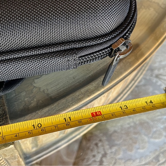 Kenneth Cole Black Mini Laptop Cushioned Bag 14” X 10.75” - Picture 8 of 10